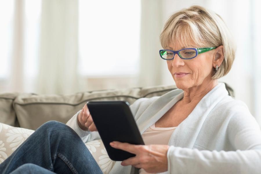 A woman holding an electronic device. 